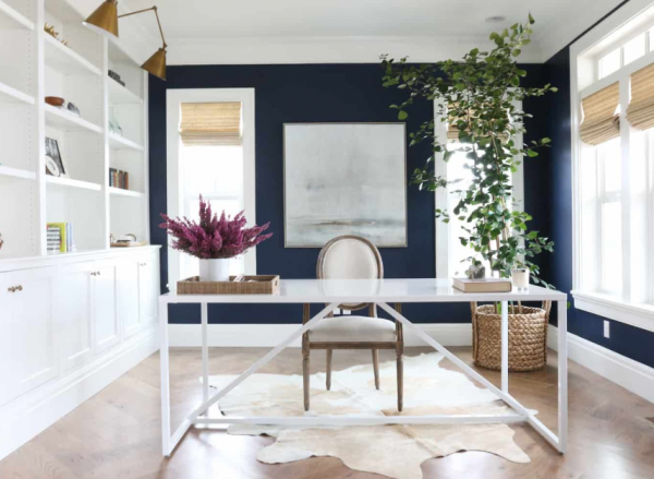 Furnitur kayu putih dengan aksen biru